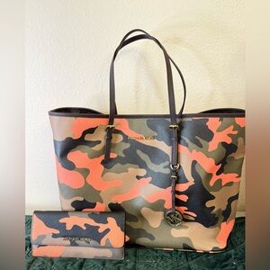 BARELY USED ……. MICHAEL KORS JET SET TRAVEL CAMOUFLAGE LARGE TOTE w/WALLET